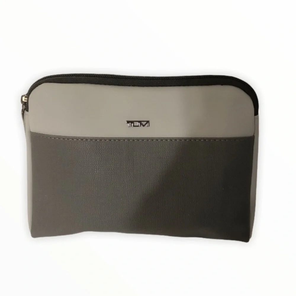 TUMI for Delta unisex toiletry case